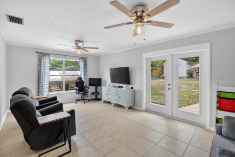 House in Brandon, Florida 4 bedrooms, 213.68 sq.m. № 2157320 - photo 8