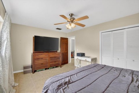 House in Brandon, Florida 4 bedrooms, 213.68 sq.m. № 2157320 - photo 20