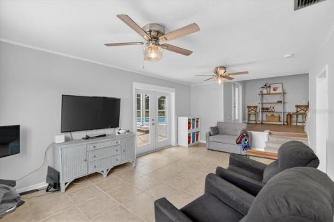 House in Brandon, Florida 4 bedrooms, 213.68 sq.m. № 2157320 - photo 9