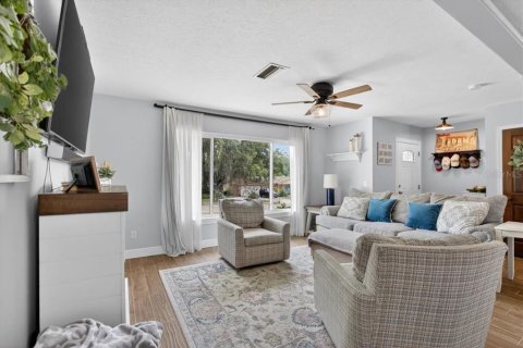House in Brandon, Florida 4 bedrooms, 213.68 sq.m. № 2157320 - photo 18