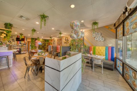 Commercial property in Kendall, Florida № 1746011 - photo 1