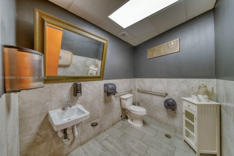 Commercial property in Kendall, Florida № 1746011 - photo 23