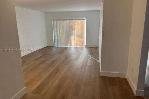 Снять в аренду кондоминиум в Майами, Флорида 2 спальни, 69.68м2, № 2048938 - фото 3