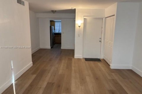 Снять в аренду кондоминиум в Майами, Флорида 2 спальни, 69.68м2, № 2048938 - фото 4