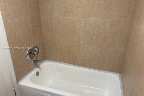 Снять в аренду кондоминиум в Майами, Флорида 2 спальни, 69.68м2, № 2048938 - фото 17