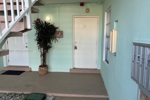 Кондоминиум с 2 спальнями в Майами, Флорида № 2048938