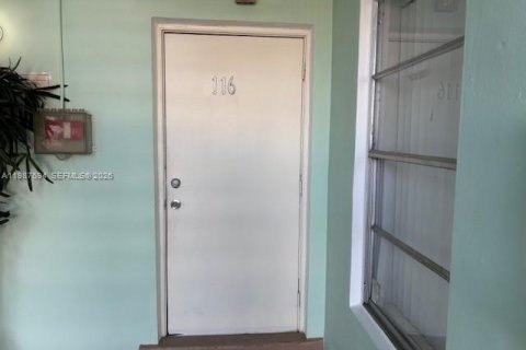 Снять в аренду кондоминиум в Майами, Флорида 2 спальни, 69.68м2, № 2048938 - фото 2