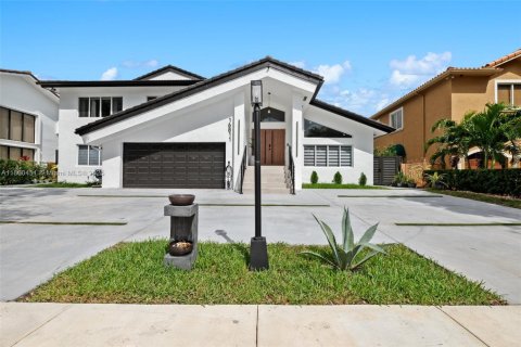 Villa ou maison à vendre à Miami Lakes, Floride: 5 chambres, 306.39 m2 № 1887764 - photo 4