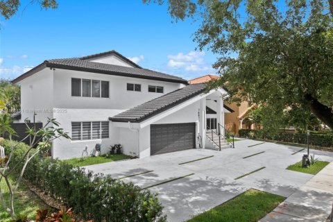 Villa ou maison à vendre à Miami Lakes, Floride: 5 chambres, 306.39 m2 № 1887764 - photo 2