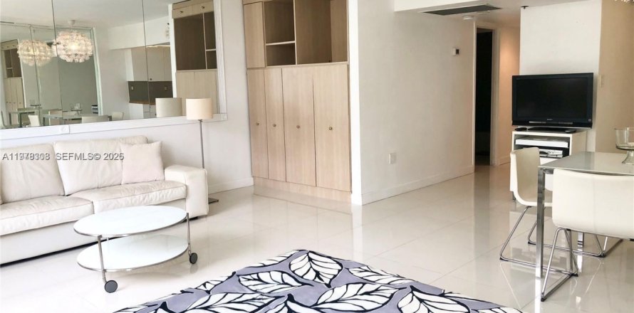 Studio in the Condo in Miami Beach, Florida  № 2042156
