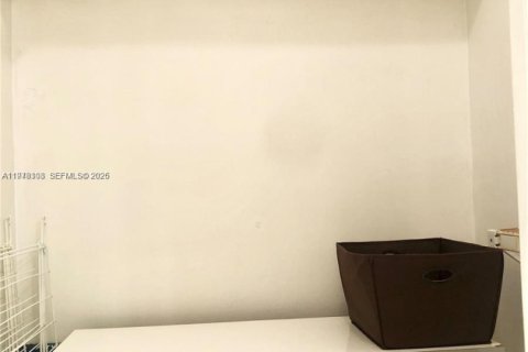 Condo in Miami Beach, Florida  № 2042156 - photo 8