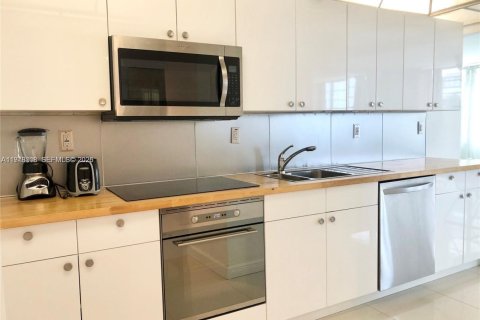 Condo in Miami Beach, Florida  № 2042156 - photo 7