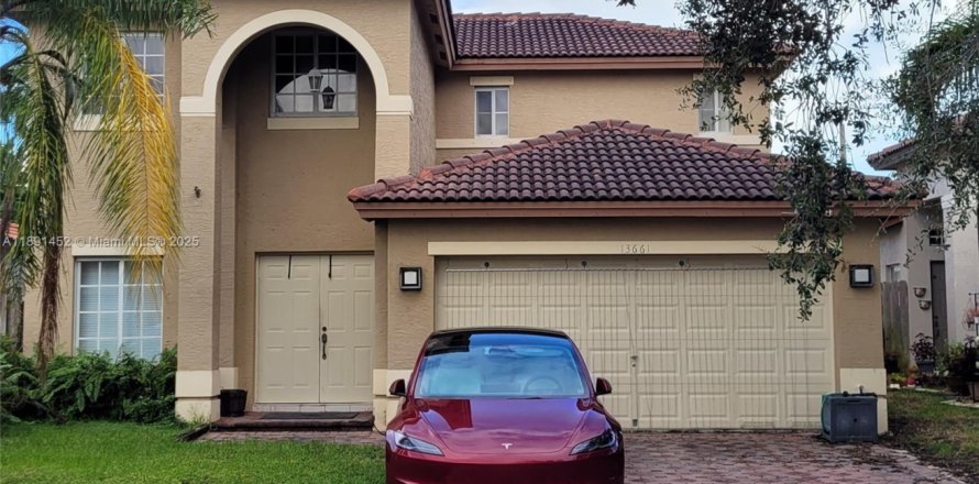 House in Miami, Florida 4 bedrooms, 199.93 sq.m. № 1946617
