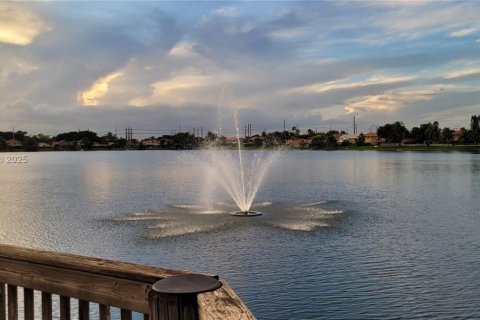 House in Miami, Florida 4 bedrooms, 199.93 sq.m. № 1946617 - photo 30