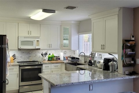 House in Miami, Florida 4 bedrooms, 199.93 sq.m. № 1946617 - photo 7