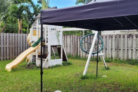 House in Miami, Florida 4 bedrooms, 199.93 sq.m. № 1946617 - photo 14