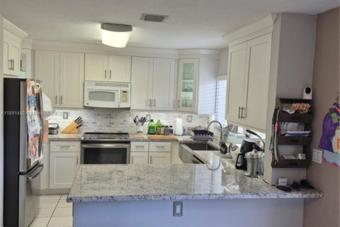 House in Miami, Florida 4 bedrooms, 199.93 sq.m. № 1946617 - photo 8