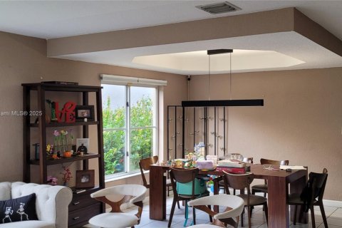House in Miami, Florida 4 bedrooms, 199.93 sq.m. № 1946617 - photo 6