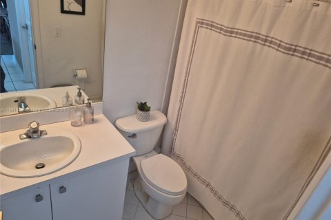 House in Miami, Florida 4 bedrooms, 199.93 sq.m. № 1946617 - photo 12