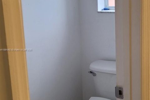 House in Miami, Florida 4 bedrooms, 199.93 sq.m. № 1946617 - photo 21