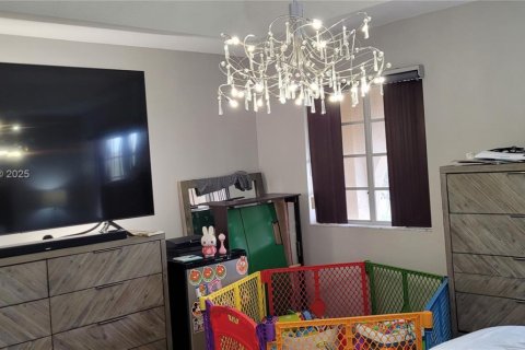 House in Miami, Florida 4 bedrooms, 199.93 sq.m. № 1946617 - photo 17