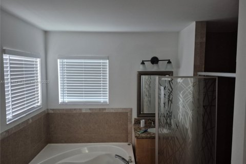 House in Miami, Florida 4 bedrooms, 199.93 sq.m. № 1946617 - photo 18