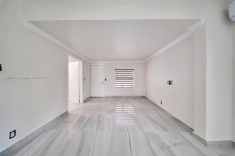 House in Miami, Florida 3 bedrooms, 107.77 sq.m. № 1851915 - photo 10