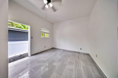 House in Miami, Florida 3 bedrooms, 107.77 sq.m. № 1851915 - photo 19
