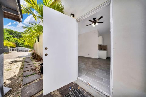 House in Miami, Florida 3 bedrooms, 107.77 sq.m. № 1851915 - photo 17