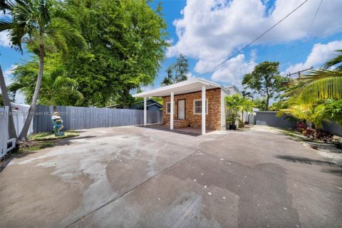 House in Miami, Florida 3 bedrooms, 107.77 sq.m. № 1851915 - photo 2