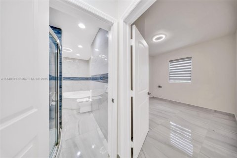 House in Miami, Florida 3 bedrooms, 107.77 sq.m. № 1851915 - photo 12
