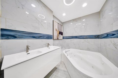 House in Miami, Florida 3 bedrooms, 107.77 sq.m. № 1851915 - photo 14