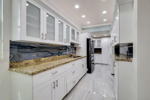 House in Miami, Florida 3 bedrooms, 107.77 sq.m. № 1851915 - photo 8