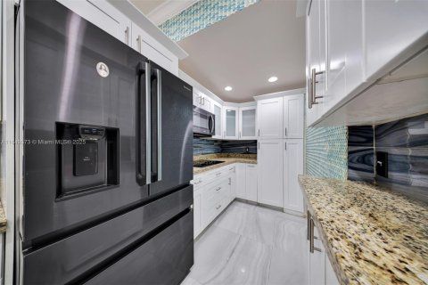 House in Miami, Florida 3 bedrooms, 107.77 sq.m. № 1851915 - photo 9