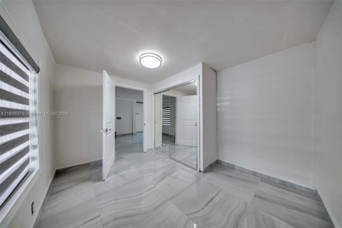 House in Miami, Florida 3 bedrooms, 107.77 sq.m. № 1851915 - photo 6