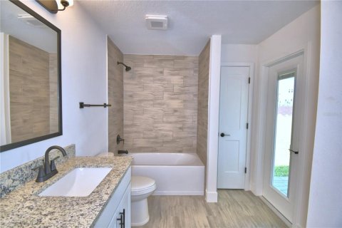 House in Auburndale, Florida 4 bedrooms, 233 sq.m. № 2289793 - photo 20