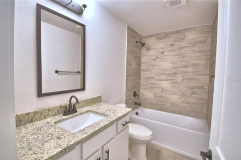 House in Auburndale, Florida 4 bedrooms, 233 sq.m. № 2289793 - photo 15
