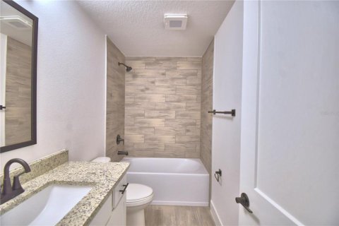 House in Auburndale, Florida 4 bedrooms, 233 sq.m. № 2289793 - photo 16