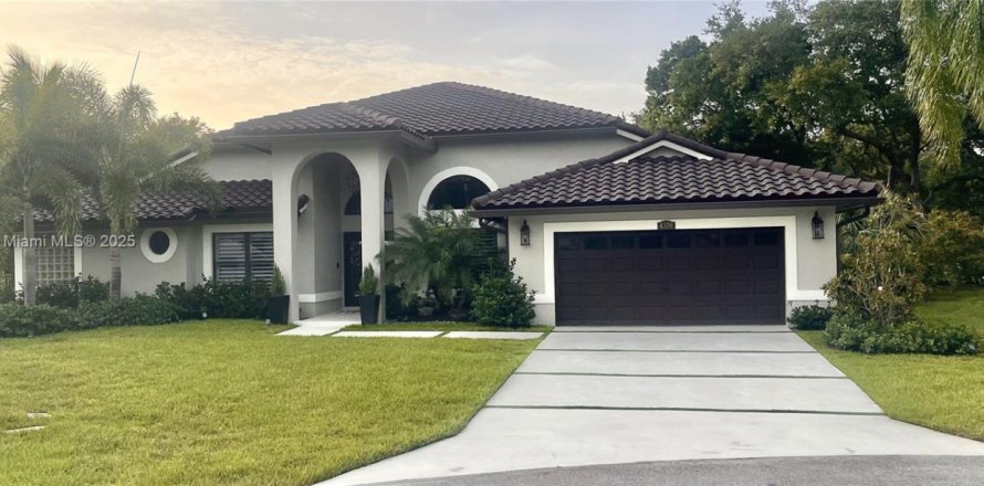 House in Coral Springs, Florida 5 bedrooms, 234.58 sq.m. № 1784044