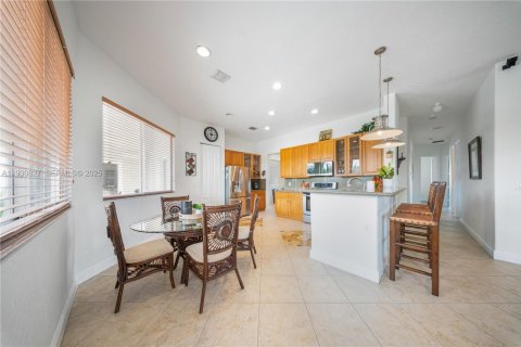 Купить виллу или дом в Хомстед, Флорида 4 спальни, 248.79м2, № 1989787 - фото 15