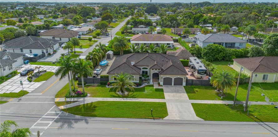 Дом в Хомстед, Флорида 4 спальни, 248.79м2 № 1989787