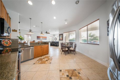 Купить виллу или дом в Хомстед, Флорида 4 спальни, 248.79м2, № 1989787 - фото 12