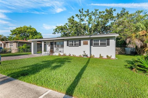 House in Lakeland, Florida 3 bedrooms, 141.95 sq.m. № 1871255 - photo 2
