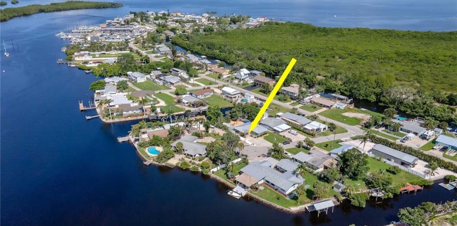House in Ruskin, Florida 3 bedrooms, 146.79 sq.m. № 1827105