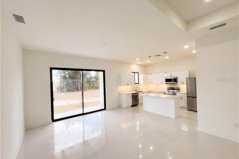 Villa ou maison à vendre à Cape Coral, Floride: 4 chambres, 176.89 m2 № 2402885 - photo 2