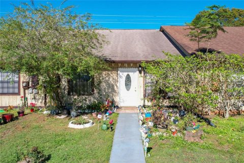 House in Orlando, Florida 3 bedrooms, 116.13 sq.m. № 1528771 - photo 1