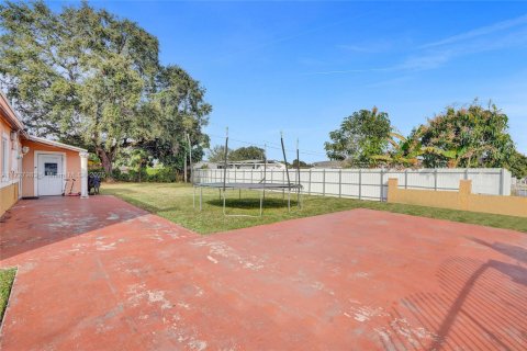 House in Miami Gardens, Florida 4 bedrooms, 111.48 sq.m. № 1858544 - photo 15