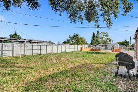 House in Miami Gardens, Florida 4 bedrooms, 111.48 sq.m. № 1858544 - photo 3