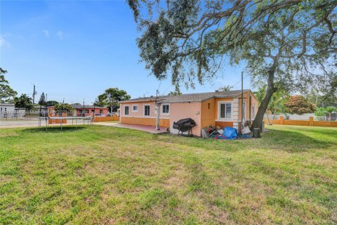 House in Miami Gardens, Florida 4 bedrooms, 111.48 sq.m. № 1858544 - photo 4