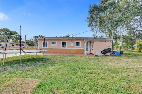 House in Miami Gardens, Florida 4 bedrooms, 111.48 sq.m. № 1858544 - photo 8